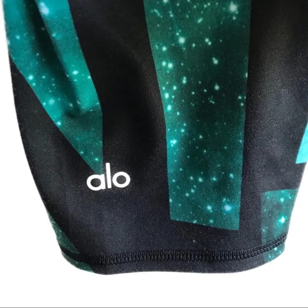 Alo Yoga Airbrush Island Space Crops Size S 3/4 Capris Leggings Mid Rise Gym Run